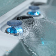 Seitenansicht Whirlpool JJSPA Alpha 823A mit Verkleidung in Holzoptik – wetterfeste Outdoor-Spa-Lösung