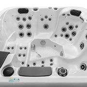 Detailaufnahme Wasserlauf im Spa JJSPA Alpha 823A – edles Design mit klarer Linienführung und LED-Beleuchtung