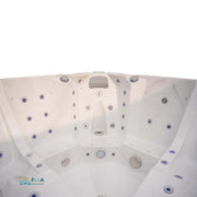 Blick von oben auf einen weißen Whirlpool JJSPA Alpha 923 mit zahlreichen Düsen und integrierter Kopfstütze