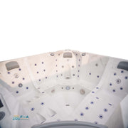 Innenansicht des JJSPA Alpha 923 Whirlpools mit Blick auf weiße Kunststoffwanne, zahlreiche Massagedüsen und ergonomische Sitzbereiche für 5 Personen.