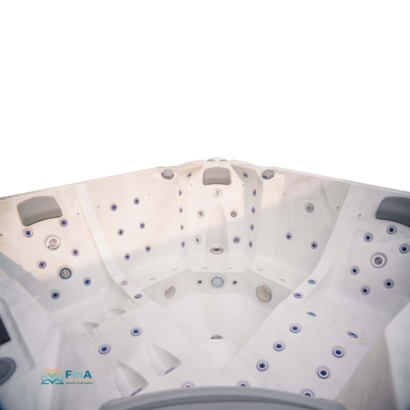 Innenansicht des JJSPA Alpha 923 Whirlpools mit Blick auf weiße Kunststoffwanne, zahlreiche Massagedüsen und ergonomische Sitzbereiche für 5 Personen.