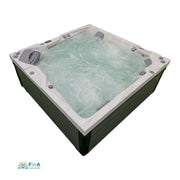 JJSpa Alpha 923 Premium Whirlpool mit weißem Rand und grüner Holzumrandung, sprudelnd gefüllt mit türkisem Wasser, Draufsicht