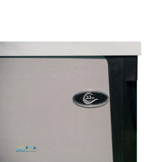 JJSpa Alpha 923 Premium Whirlpool mit beigefarbenem Rand und schwarzem Rahmen, Detailansicht des Herstellerlogos auf der Frontseite