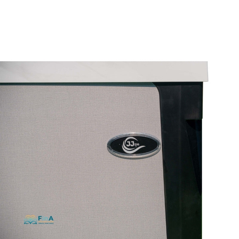 JJSpa Alpha 923 Premium Whirlpool mit beigefarbenem Rand und schwarzem Rahmen, Detailansicht des Herstellerlogos auf der Frontseite