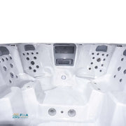 Draufsicht auf das weiße JJSPA Alpha 9041 Swim Spa mit mehreren Düsen an den Seitenbänken, Massagedüsen am Boden und zentralem Luftventil für fünf Personen
