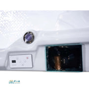Detailansicht eines Swim Spa mit weißem Steuermodul, digitaler Bedieneinheit und integriertem Luftdüsen-System