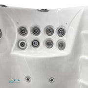 Draufsicht auf weißes JJSpa Beta 6151 Swim Spa mit acht runden Massagedüsen im Beckeninneren und zwei weiteren Düsen am Boden
