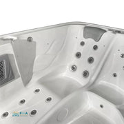 Weißer JJSpa Beta 6151 Swim Spa mit ergonomischen Sitzplätzen und zahlreichen Massage-Düsen in der Innenansicht, FinA-Logo sichtbar.