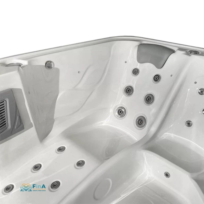 Weißer JJSpa Beta 6151 Swim Spa mit ergonomischen Sitzplätzen und zahlreichen Massage-Düsen in der Innenansicht, FinA-Logo sichtbar.