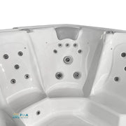 Draufsicht auf weißes Swim Spa JJSPA Beta 6151 mit zahlreichen Massagedüsen in der Wanneninnenseite und geformten Sitzflächen