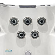 Draufsicht auf die fünf Düsen der JJSpa Beta 6151 Swim Spa mit verchromten Ringen auf weißem Kunststoff und FinA-Logo