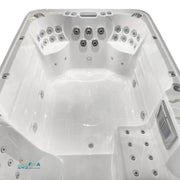Draufsicht auf JJSpa Beta 6151 Swim Spa mit weißem Kunststoffbecken, mehreren Düsengruppen und Massagedüsen in Kopf- und Fußbereich, für 7 Personen ausgelegt.