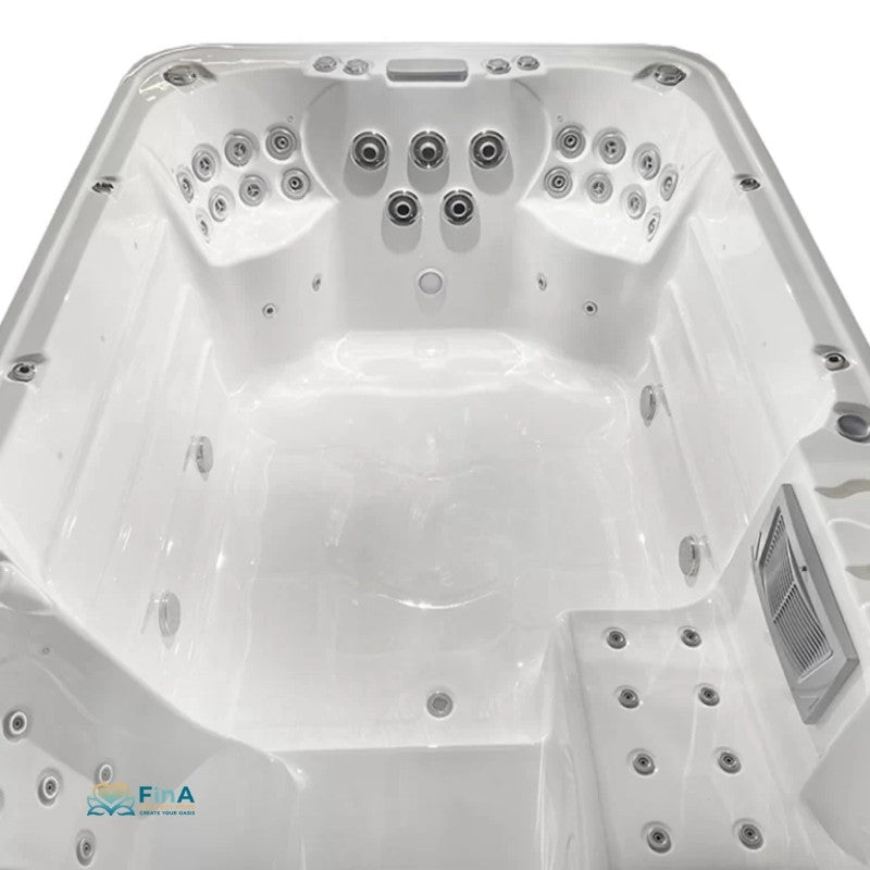 Draufsicht auf JJSpa Beta 6151 Swim Spa mit weißem Kunststoffbecken, mehreren Düsengruppen und Massagedüsen in Kopf- und Fußbereich, für 7 Personen ausgelegt.