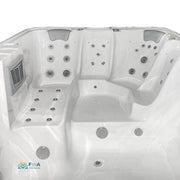 Draufsicht eines weißen JJSpa Beta 6151 Swim Spa mit Düsen, Sitzplätzen für 7 Personen und seitlich angebrachtem Technikmodul