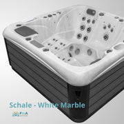 JJSPA Alpha 723 Whirlpool in Weiß-Marmor mit schwarzem Unterrahmen, ausgestattet mit mehreren Massagedüsen und Bedienfeldern, von oben fotografiert