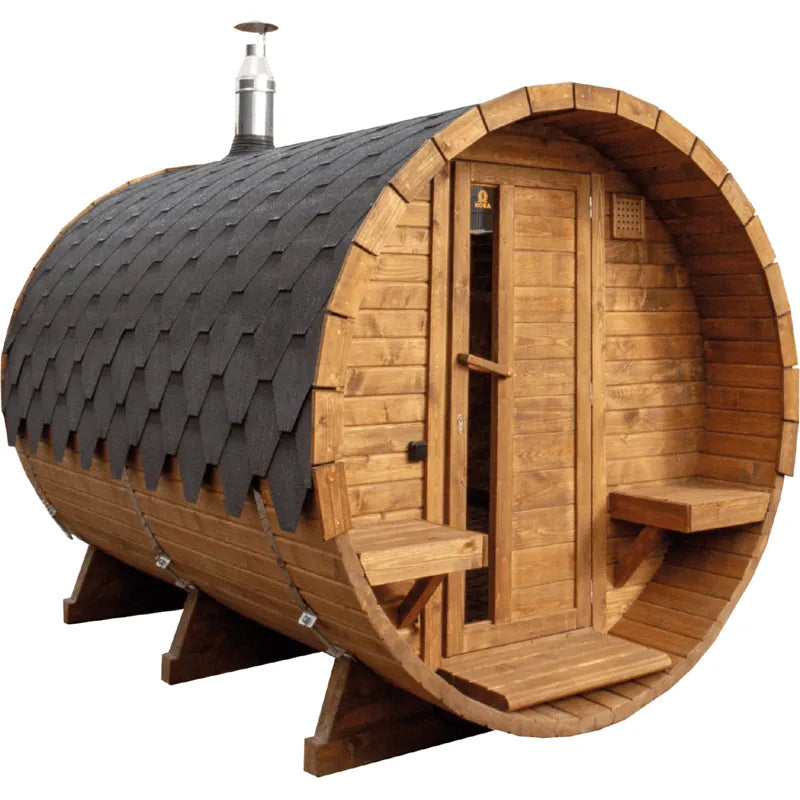 Koba Basic Fass Gartensauna aus Fichte mit horizontalen Holzbohlen, schwarzem Schindeldach und seitlichem Einstieg, auf Holzbalken montiert