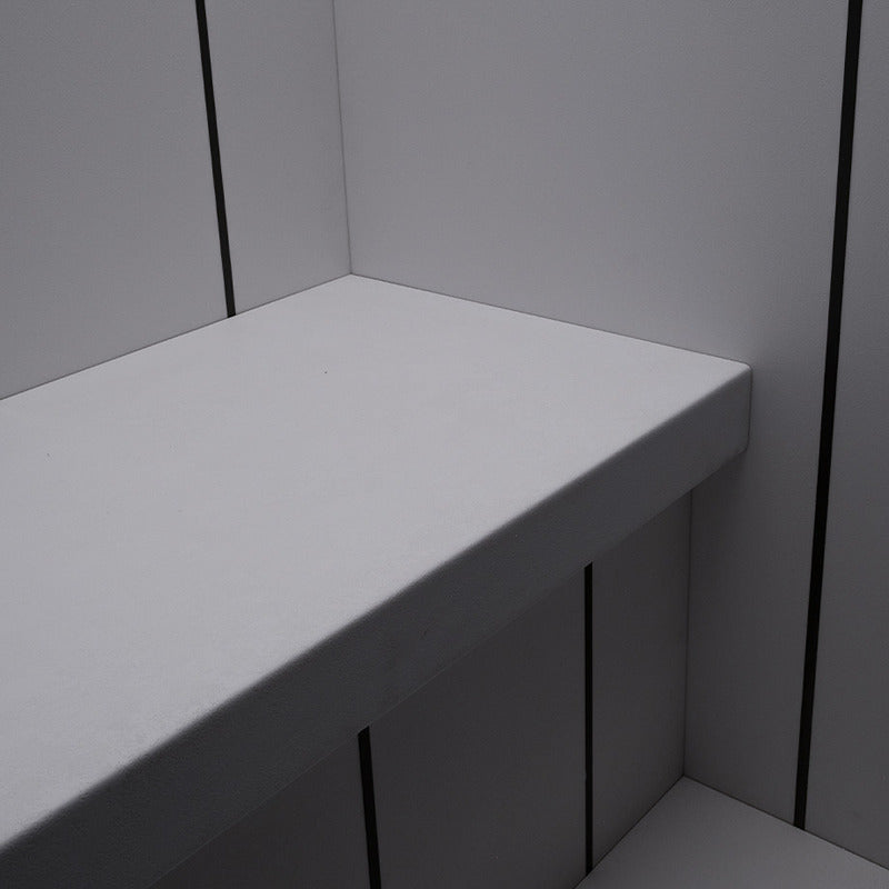 Ergonomisch geformte Sitzbank aus Solid Surface in der Celsius Hammam Dampfbadkabine – fugenlos, hygienisch und stilvoll in das Kabinendesign integriert.