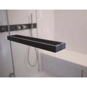  Detailaufnahme des minimalistischen Türgriffs der Celsius Hammam Dampfbadkabine – edles, kantiges Design aus schwarzem Aluminium mit klarer Linienführung.