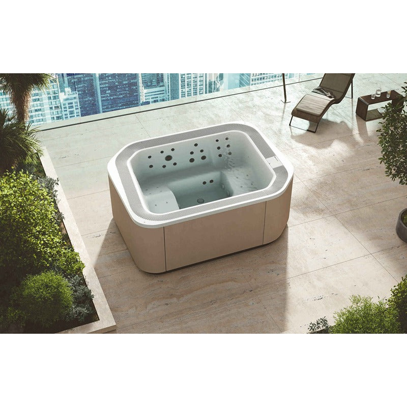 Novellini Moon Outdoor Whirlpool für bis zu 7 Personen auf Dachterrasse mit Blick auf New York Skyline – nähe fotografiert - modernes Design, City-Luxus und Entspannung vereint.