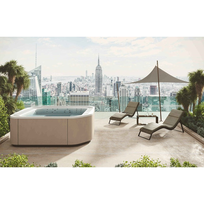 Novellini Moon Outdoor Whirlpool für bis zu 7 Personen auf Dachterrasse mit Blick auf New York Skyline – modernes Design, City-Luxus und Entspannung vereint.