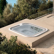 Luxuriöser, eingebauter Novellini Moon Outdoor Whirlpool auf moderner Dachterrasse mit Blick ins Grüne – klare Linien und hochwertige Verarbeitung.
