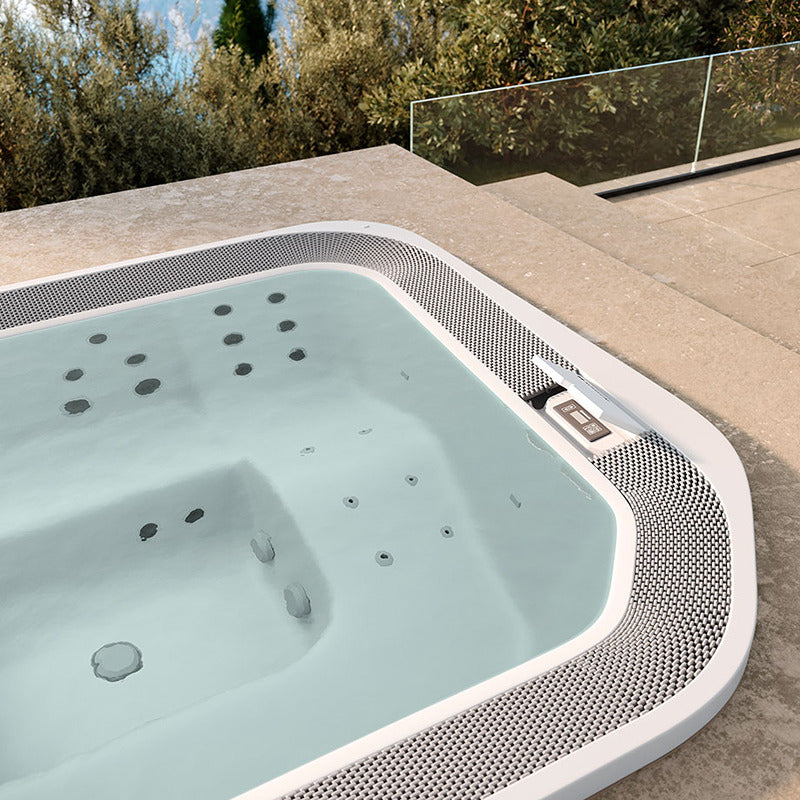 Detailaufnahme des Novellini Moon Whirlpools mit ergonomischer Sitzform, zahlreichen Massagedüsen und integriertem Bedienfeld – Design trifft Funktion.