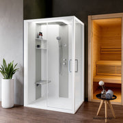 Moderne Eckdampfdusche Skill A von Novellini neben Holzsauna in elegantem Bad mit Pflanzen und dunklem Holzboden.