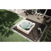 Novellini VITA Outdoor Whirlpool mit hellem Paneel-Finish auf Design-Terrasse