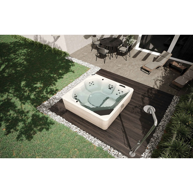 Novellini VITA Outdoor Whirlpool mit hellem Paneel-Finish auf Design-Terrasse