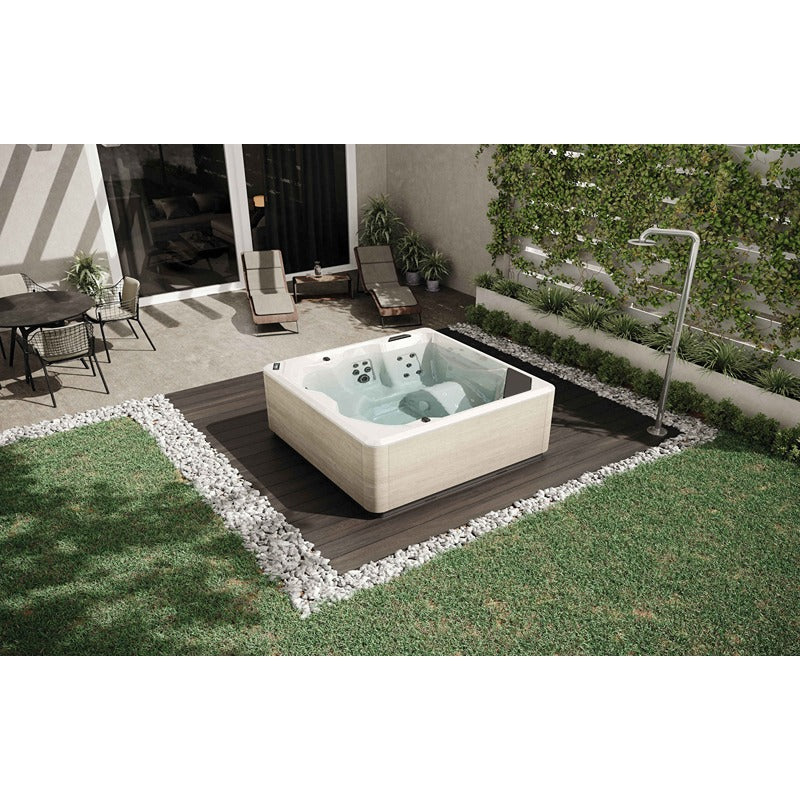 Novellini VITA Design-Whirlpool für Außenbereich mit Holzdeck und Außendusche
