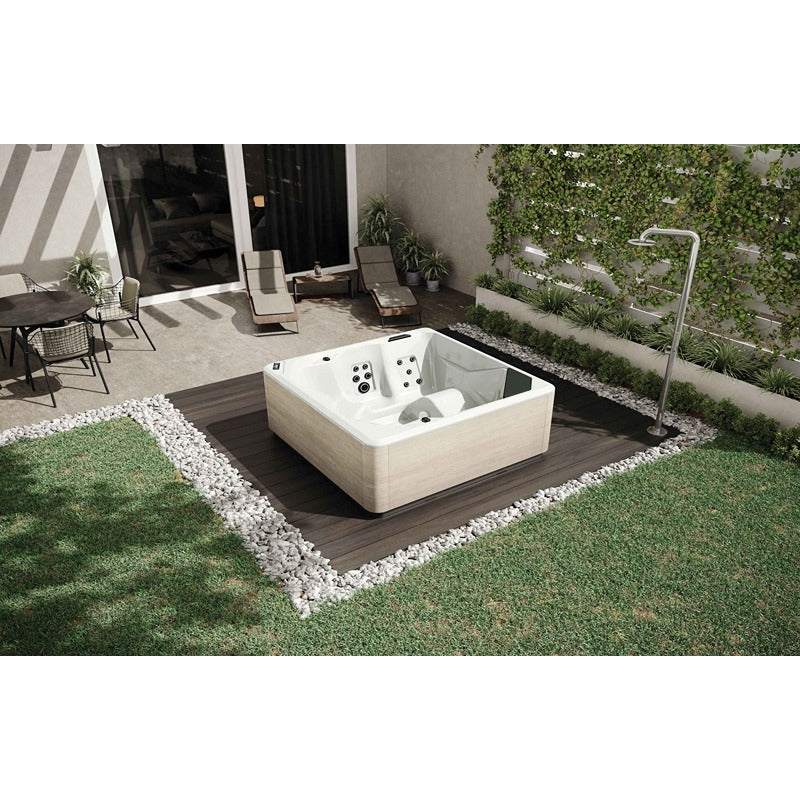 Novellini VITA Outdoor Whirlpool mit dunkler Schürze und Wasserbefüllung