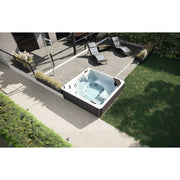 Novellini VITA Outdoor Whirlpool mit dunkler Schürze und Wasserbefüllung