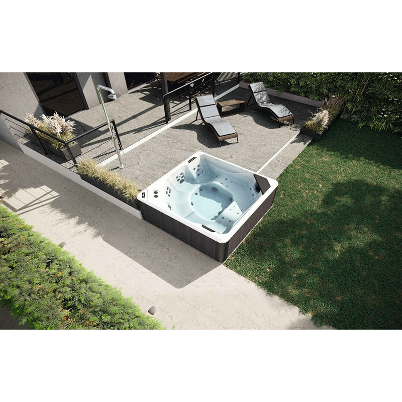 Novellini VITA Outdoor Whirlpool mit dunkler Schürze und Wasserbefüllung
