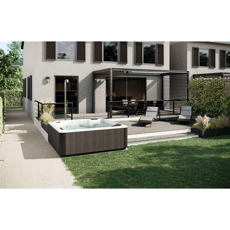 Novellini VITA Premium Outdoor Whirlpool vor moderner Hausfassade