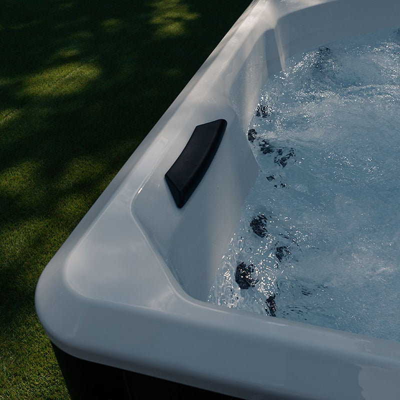 Detailansicht Novellini VITA Outdoor Whirlpool L–XL–XXL mit Massagedüsen und integrierter Kopfstütze