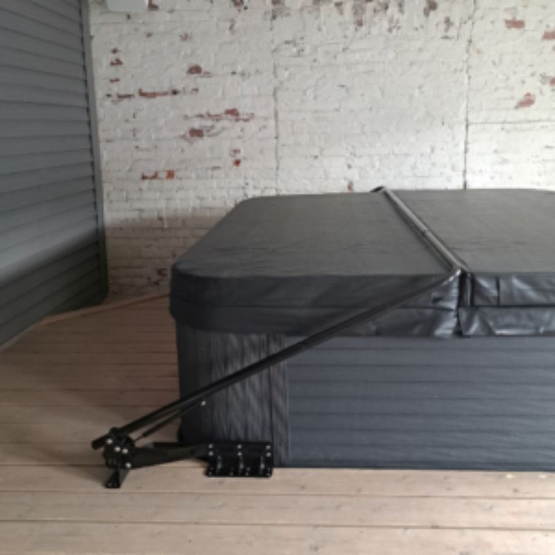 Novitek Whirlpool-Abdeckungsheber mit Terrassenadapter und grauer Abdeckung auf Holzterrasse