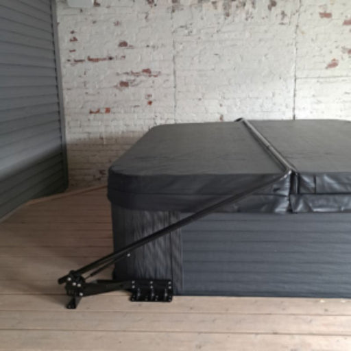 Novitek Whirlpool-Abdeckungsheber mit Terrassenadapter und grauer Abdeckung auf Holzterrasse