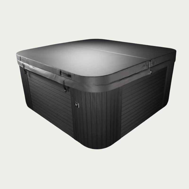 Novitek Isolierabdeckung für Outdoor-Whirlpool mit schwarzem Kunstoff-Riffeldesign und grauem Deckelrand, Draufsicht auf quadratisches Format
