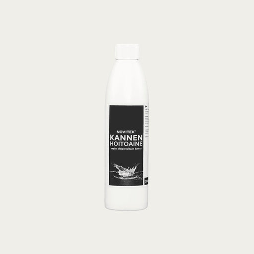 Novitek Kannenhoitoaine Vinylschutz-Pflegemittel 500ml Flasche mit schwarzem Etikett und Wassersplash-Motiv