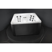 Novitek S-1 Outdoor Whirlpool in Weiß und Schwarz mit mehreren Massagedüsen, Draufsicht auf den 4-Personen-Whirlpool mit rechteckigem Design
