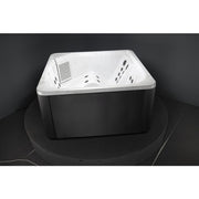 Novitek S-1 Outdoor Whirlpool weiß mit schwarzer Verkleidung, Massagedüsen und Filtration sichtbar
