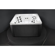 Novitek S-1 Outdoor Whirlpool mit weißer Innenschale, schwarzem Gehäuse und mehreren Massagedüsen, Draufsicht auf die rechteckige Form für vier Personen