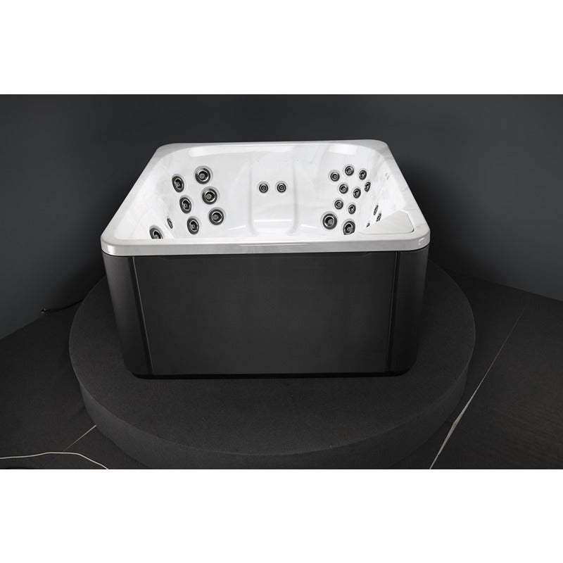 Novitek S-1 Outdoor Whirlpool mit weißer Innenschale, schwarzem Gehäuse und mehreren Massagedüsen, Draufsicht auf die rechteckige Form für vier Personen