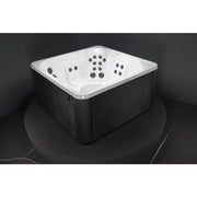 Novitek S-1 Outdoor Whirlpool in Weiß und Schwarz mit quadratischem Design, vielen Massagedüsen und Platz für vier Personen