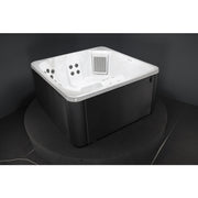 Novitek S-1 Outdoor Whirlpool in Weiß mit schwarzem Korpus, quadratisches Design mit Massagedüsen und integrierter Filtration für vier Personen.