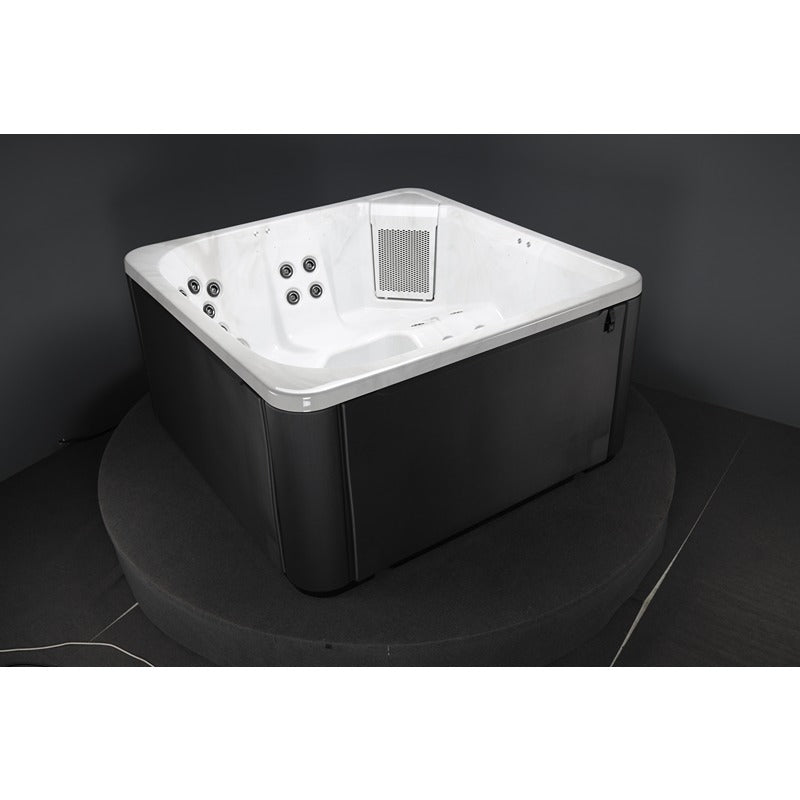 Novitek S-1 Outdoor Whirlpool in Weiß mit schwarzem Korpus, quadratisches Design mit Massagedüsen und integrierter Filtration für vier Personen.