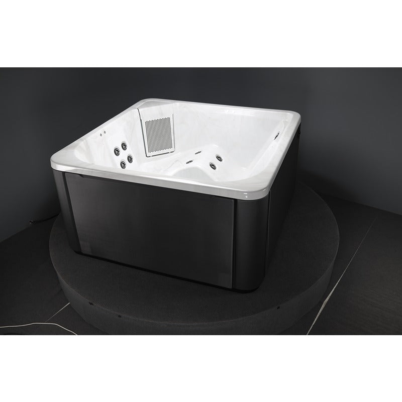 Novitek S-1 Outdoor Whirlpool mit weißer Innenschale und grauem Außengehäuse, ausgestattet mit Massagedüsen und Luftsprudler-System