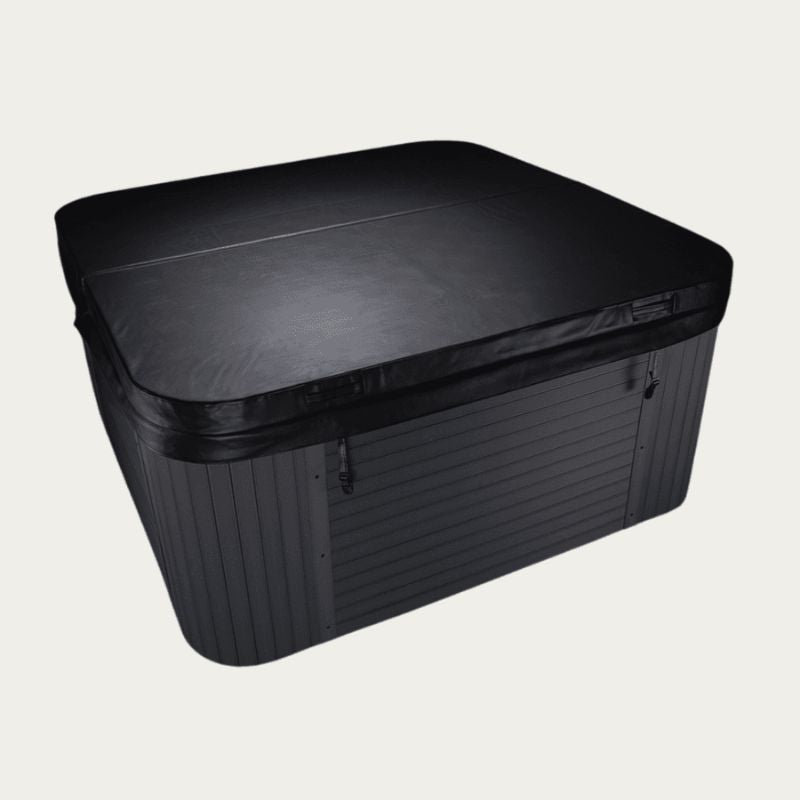 Novitek SmartCover Whirlpool-Abdeckung in Schwarz mit isolierendem Design und aufklappbarem Deckel auf hellem Hintergrund