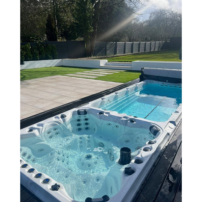 Passion Spas Vitality Swim Spa eingelassen im modernen Garten mit Poolbereich