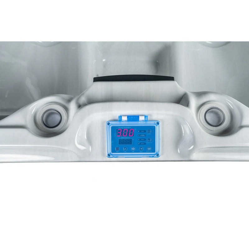 Detailaufnahme der digitalen Steuereinheit eines Passion Spas Elevate Eisbades mit blauem Display, Temperaturanzeige und Bedienknöpfen auf weißem Badekörper mit integrierten Düsen